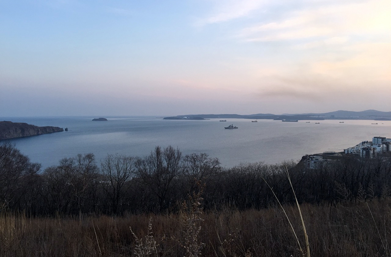 Во владивостоке есть бухты патрокл аякс. Полуостров Патрокл. Приморский кр. бухта Патрокл. Патрокл Владивосток база отдыха. Беседки Патрокл.