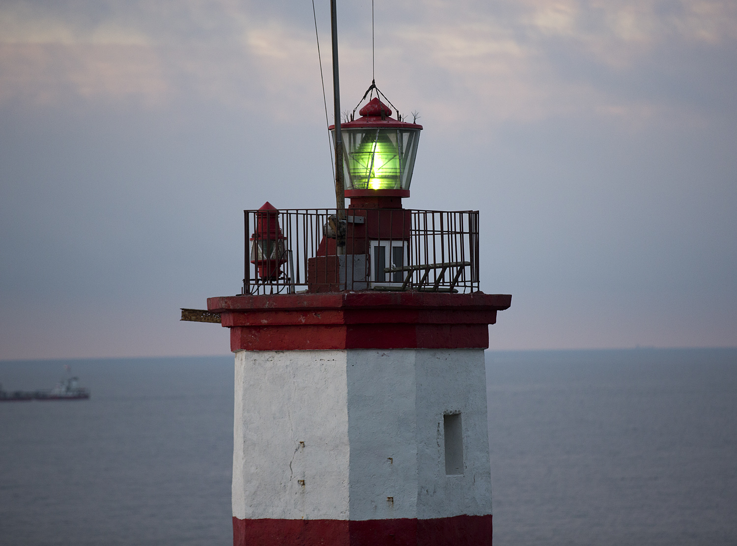 Маяк отравление. Шепелёвский маяк ленинградская область вид сверху. Маяк ночью. Маяк отравление. Маяк в психологии.